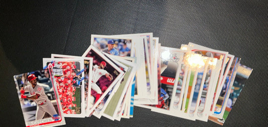 100 random baseball cards